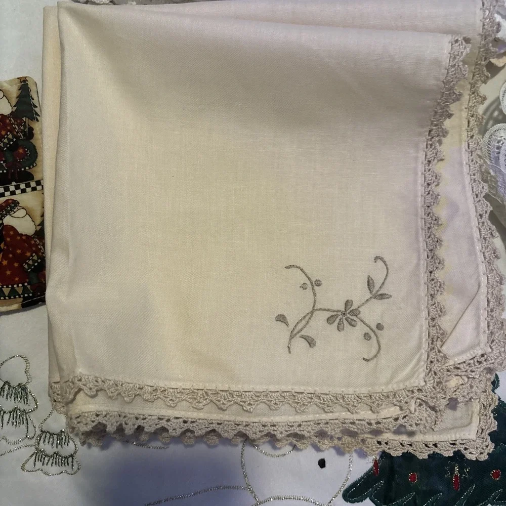 Vintage Lot Of Linen Embroidery‎ Pieces. Napkins, Hankies, Runners, Doilies.